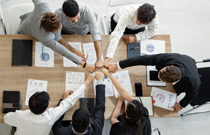 Pessoas de uma empresa unidas em reunião