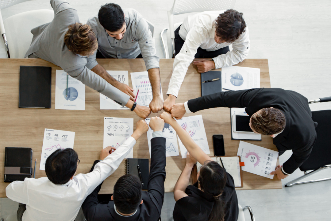 Pessoas de uma empresa unidas em reunião