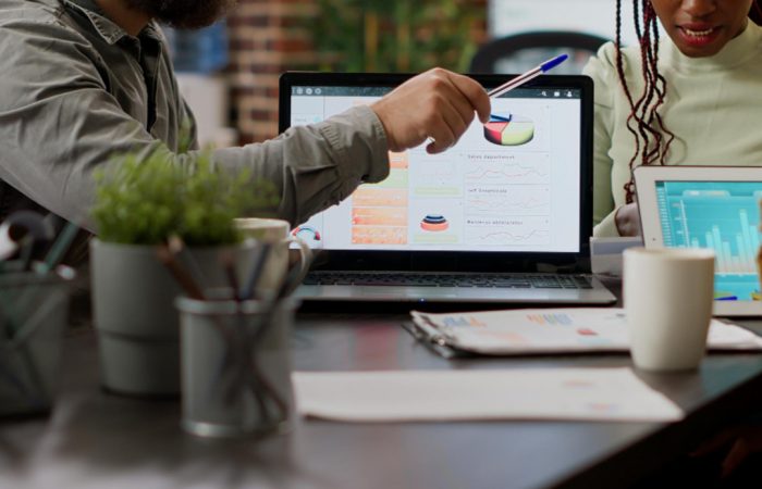 Colaboradores usando ferramentas da Associatec para gestão