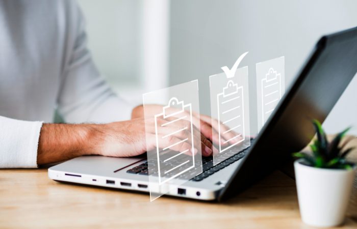 Colaborador de uma agência aplicando a captação de recursos para associações.