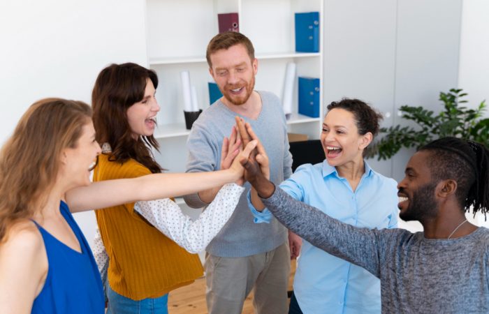 Pessoas diversas de uma empresa comemorando