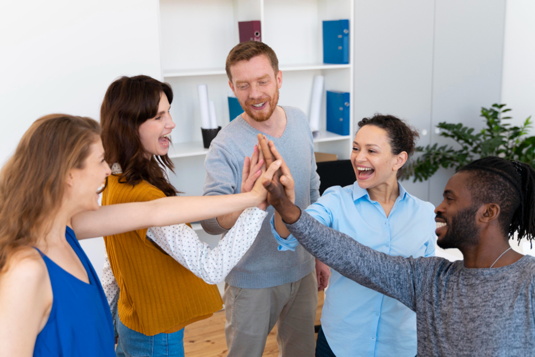 Pessoas diversas de uma empresa comemorando