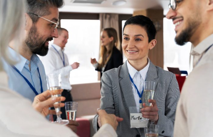 Pessoas atraídas para um evento reunidas.