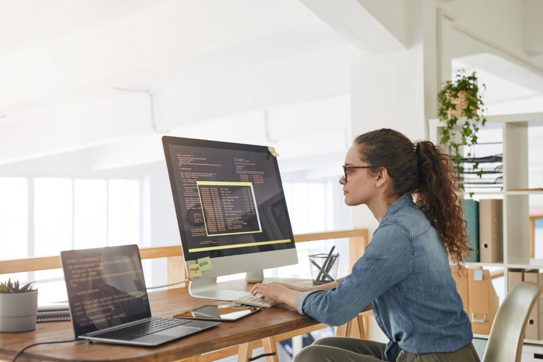 Mulher no computador trabalhando com software para associações